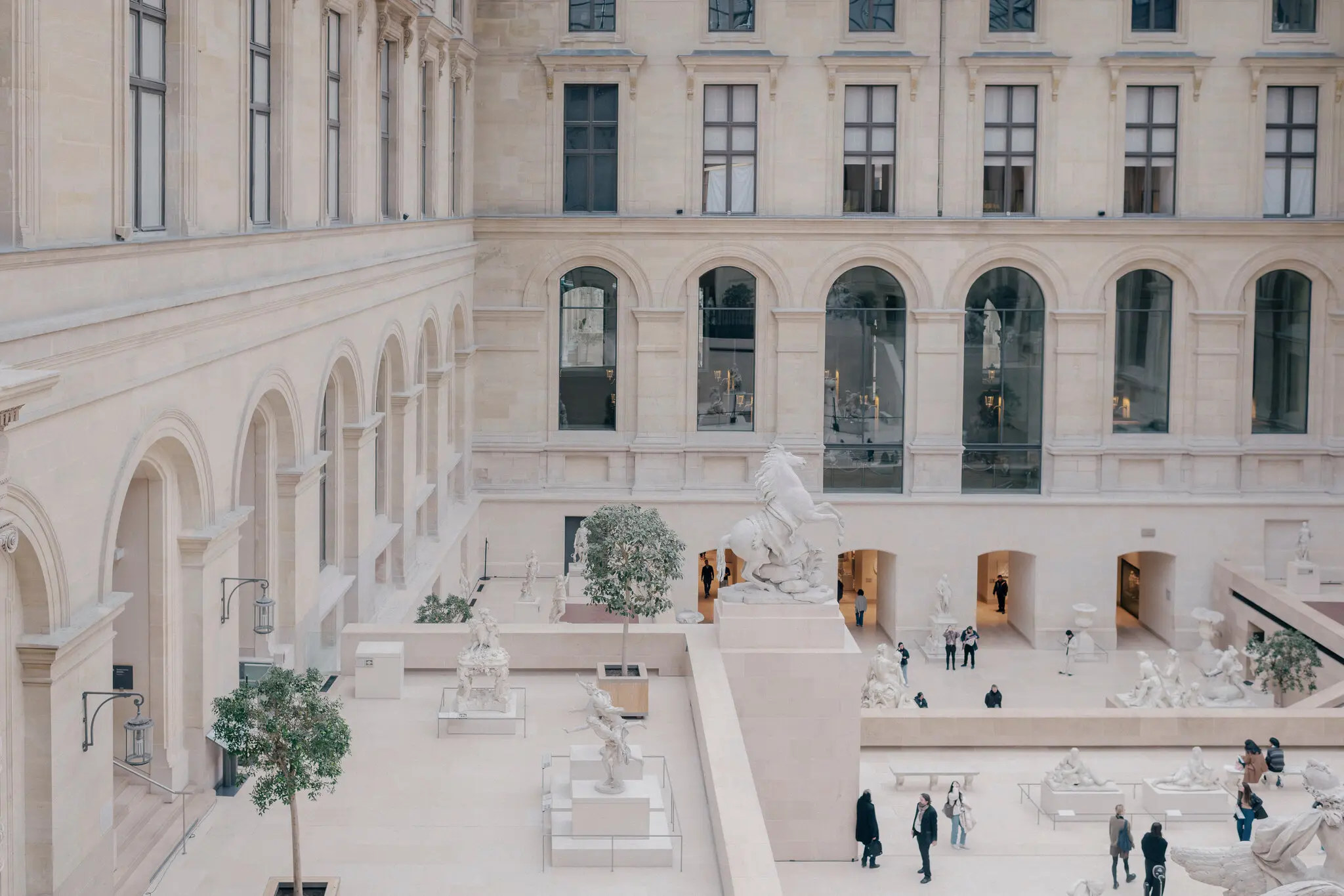 Лувр є символом культурного впливу Франції та потужним інструментом м’якої сили для французької держави.